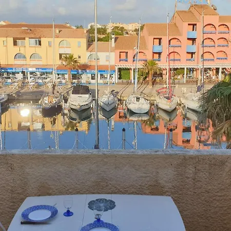 T2, Parking, Vue Sur Le Port *