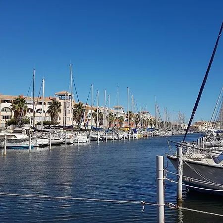 Apartment Un Sejour Pour Admirer Les Bateaux, A Port