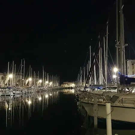 Un Sejour Pour Admirer Les Bateaux, A Port *