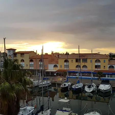 Un Sejour Pour Admirer Les Bateaux, A Port Apartment