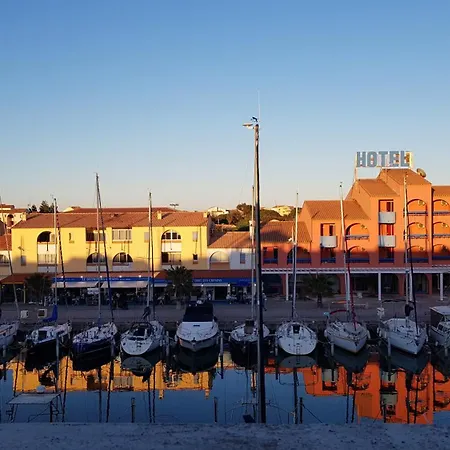 Un Sejour Pour Admirer Les Bateaux, A Port * Leucate