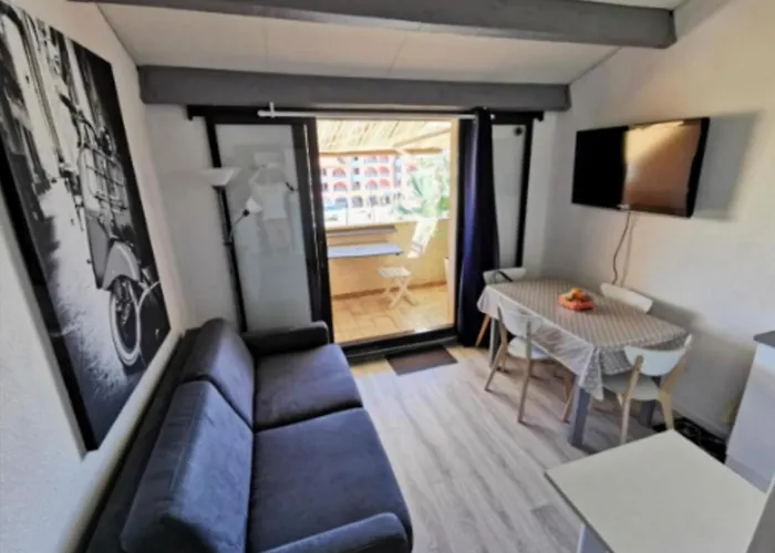 T2, Parking, Vue Sur Le Port *