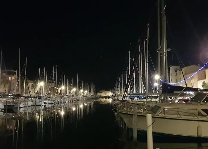 T2, Parking, Vue Sur Le Port *